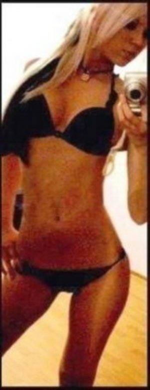 Lilly, 25 from Texas | Older Men and Younger Women Dating
