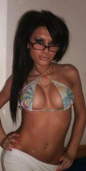 Escorts like Shelley are down to fuck you now!